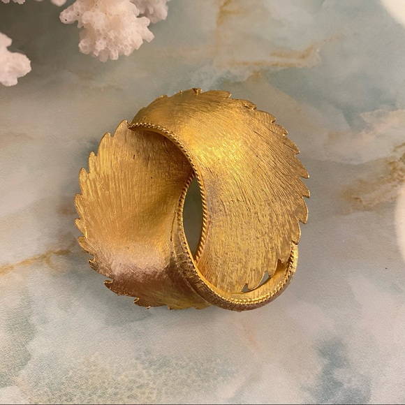 ANNE KLEIN Textural Circle Leaf Brooch - Picture 1 of 5